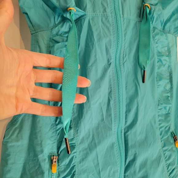 Lululemon mist wind proof running vest size 6. - Picture 2 of 4